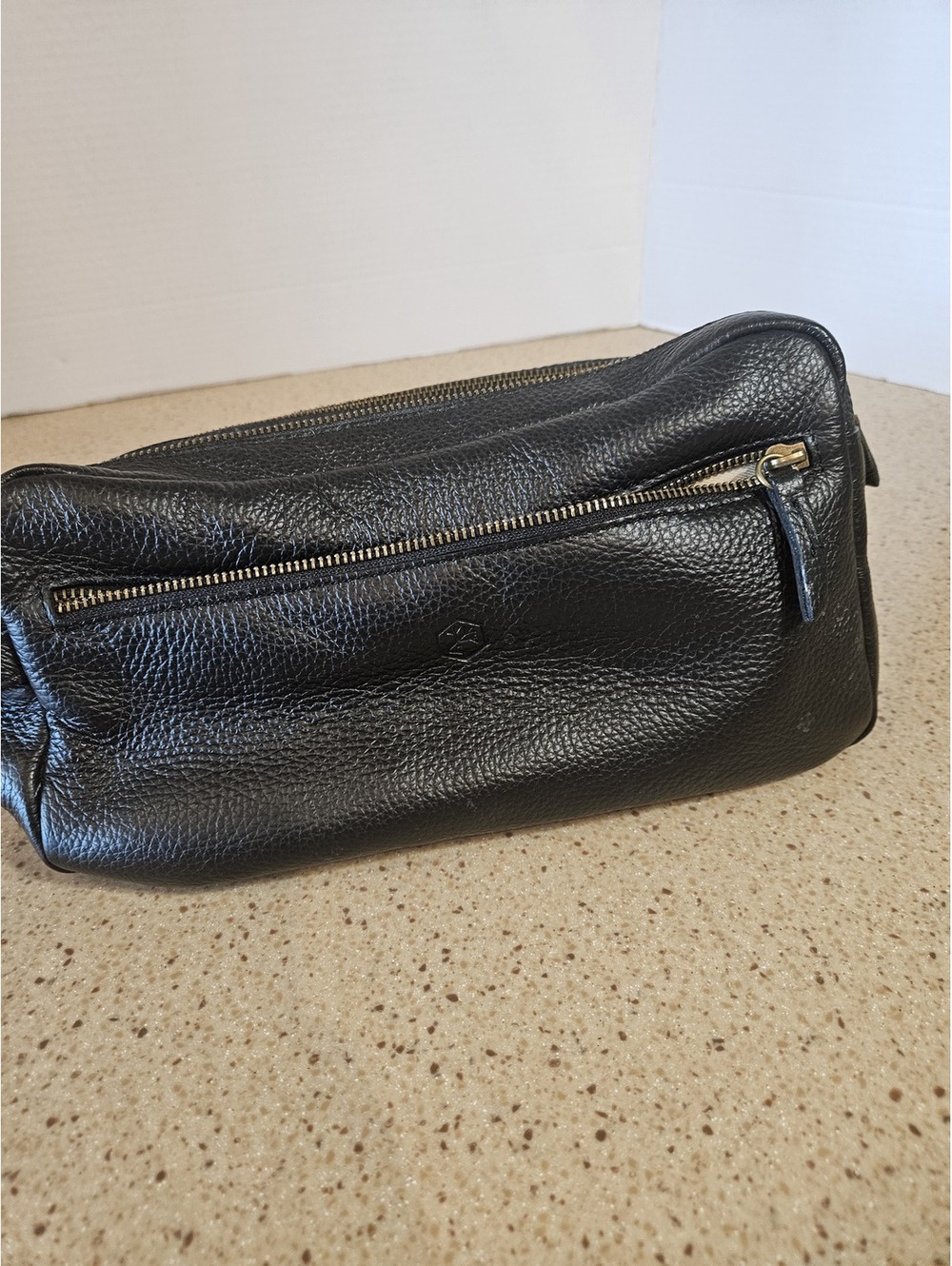 Ilo Pell black leather toiletry bag